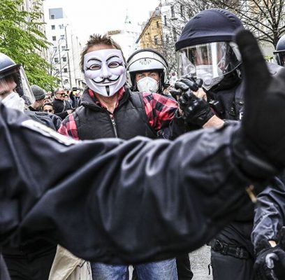 Polisi Bentrok Dengan Pengunjuk Rasa Anti-Lockdown di Jerman